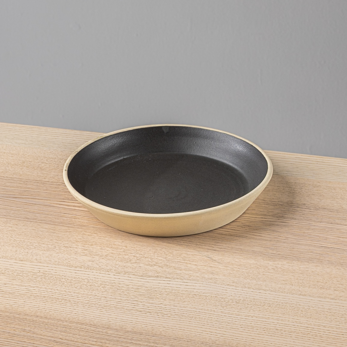 Plato Angular 28x3cm-Pasta Natural interior Negro Mate