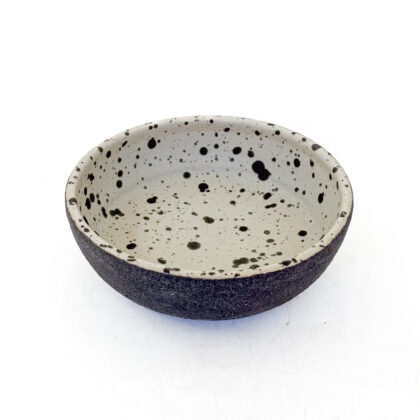 Tazon Hondo 20x7cm-Engobe Negro Interior Blanco Jaspeado Negro
